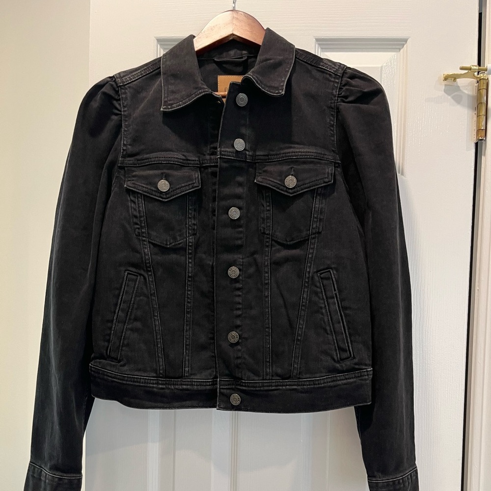 Gap black jean jacket with puffed sleeve. Worn 1x. Size small